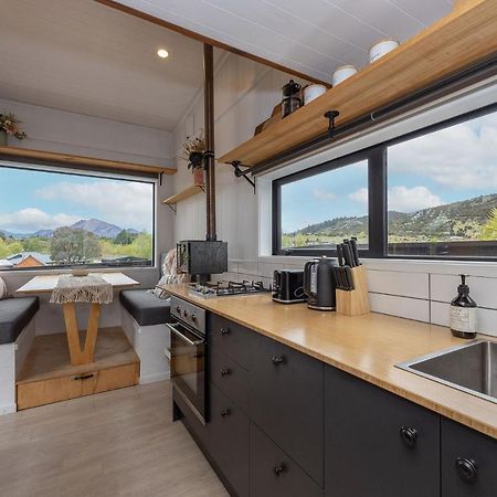 Ferienwohnung Tiny House With Mountain Views, Indoor And Outdoor Fire, Private Courtyard Garden Wanaka Exterior foto