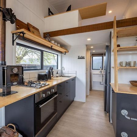 Ferienwohnung Tiny House With Mountain Views, Indoor And Outdoor Fire, Private Courtyard Garden Wanaka Exterior foto