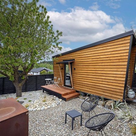 Ferienwohnung Tiny House With Mountain Views, Indoor And Outdoor Fire, Private Courtyard Garden Wanaka Exterior foto