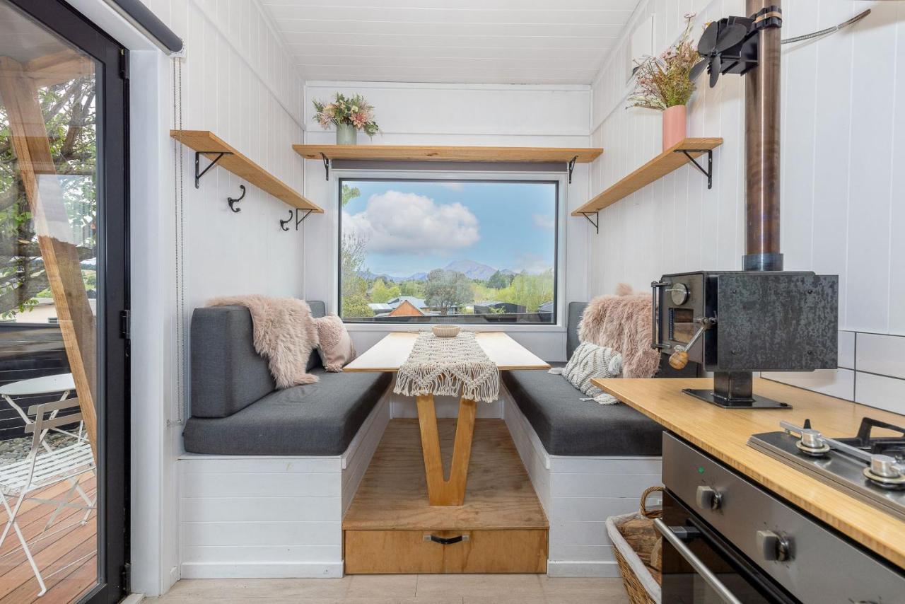 Ferienwohnung Tiny House With Mountain Views, Indoor And Outdoor Fire, Private Courtyard Garden Wanaka Exterior foto