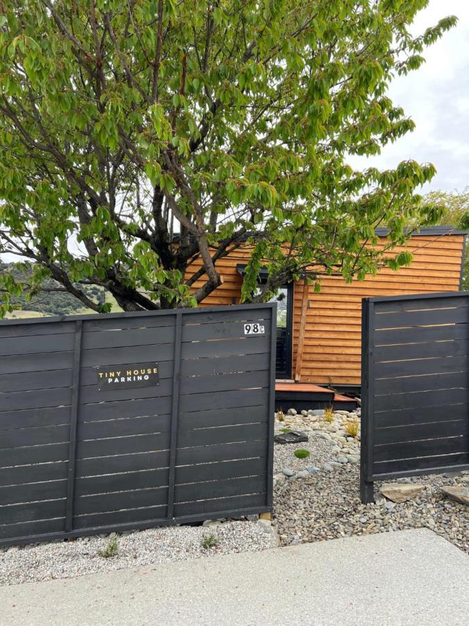 Ferienwohnung Tiny House With Mountain Views, Indoor And Outdoor Fire, Private Courtyard Garden Wanaka Exterior foto