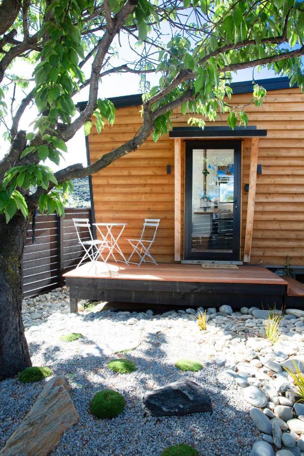 Ferienwohnung Tiny House With Mountain Views, Indoor And Outdoor Fire, Private Courtyard Garden Wanaka Exterior foto