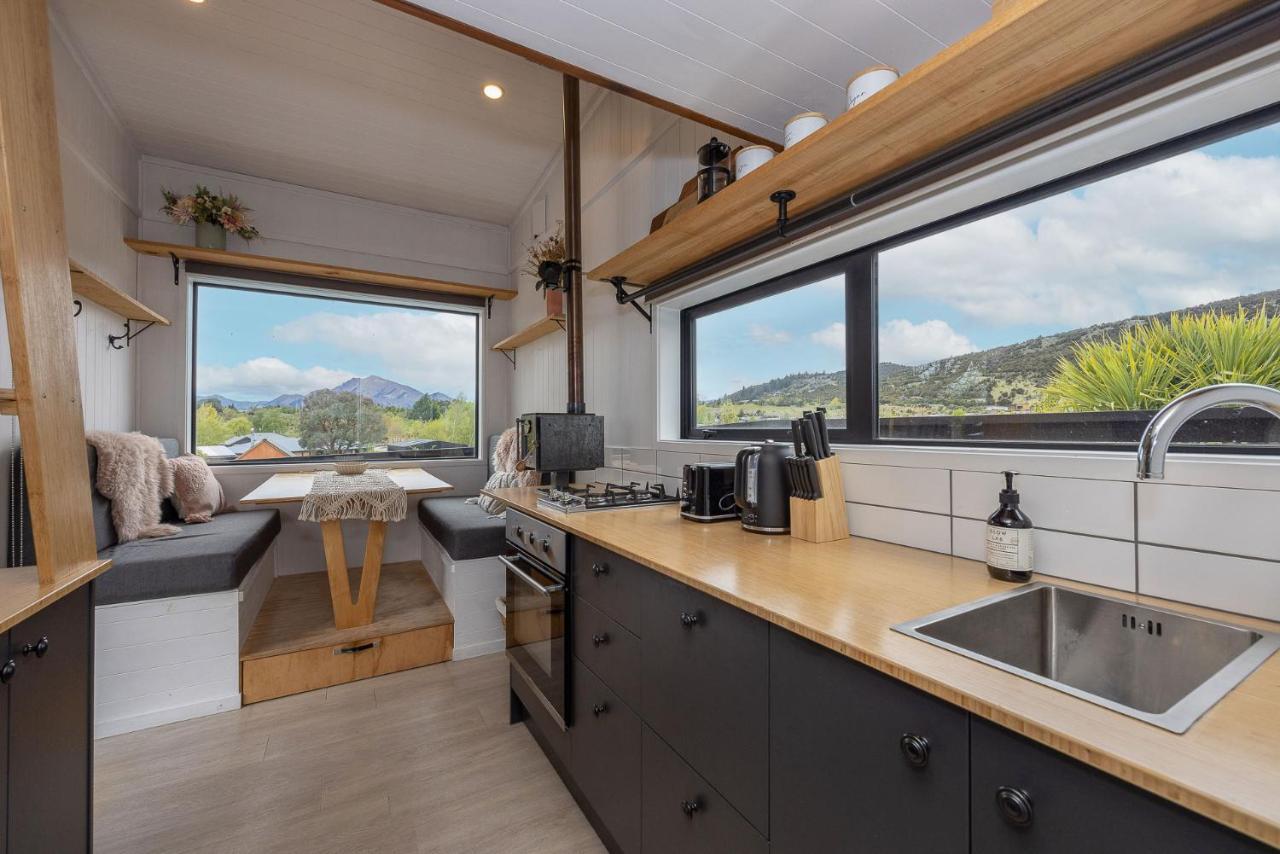 Ferienwohnung Tiny House With Mountain Views, Indoor And Outdoor Fire, Private Courtyard Garden Wanaka Exterior foto