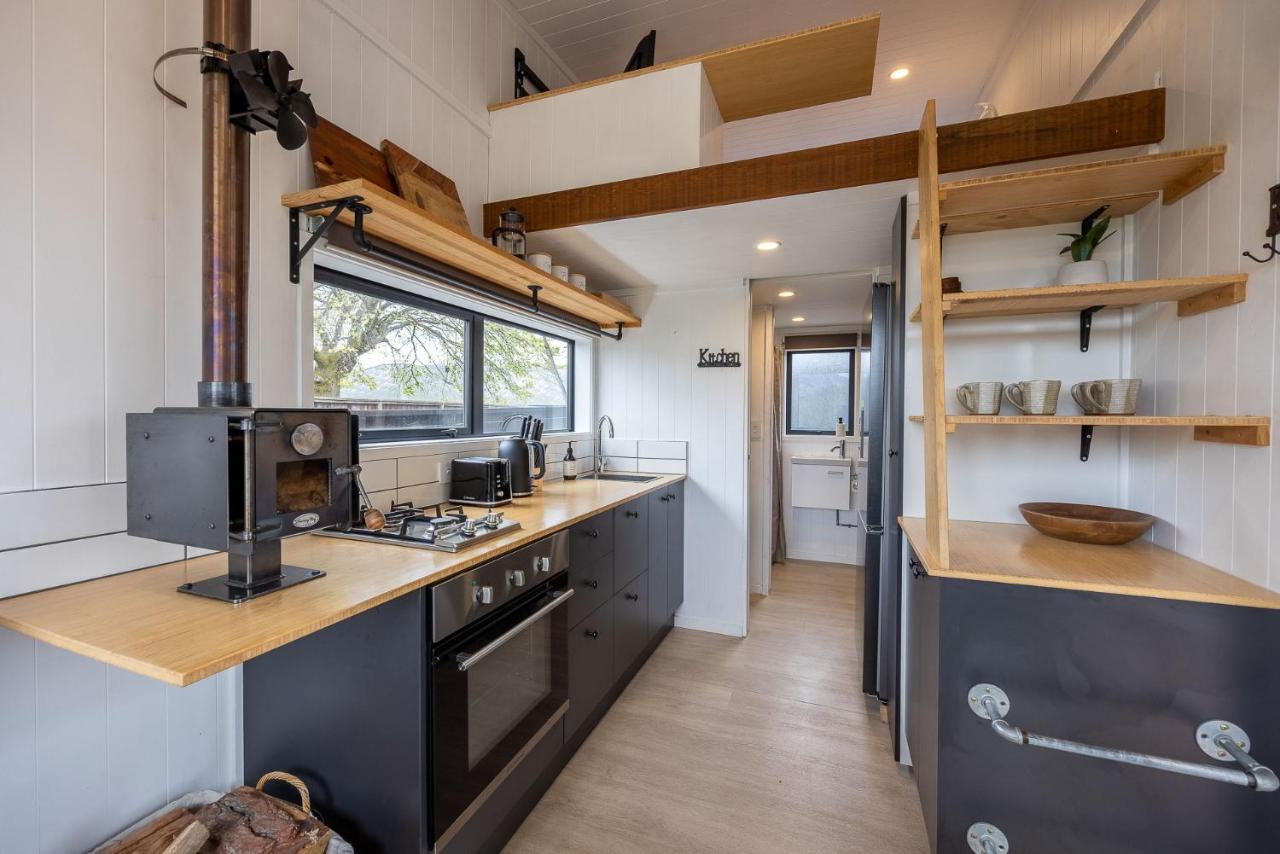 Ferienwohnung Tiny House With Mountain Views, Indoor And Outdoor Fire, Private Courtyard Garden Wanaka Exterior foto
