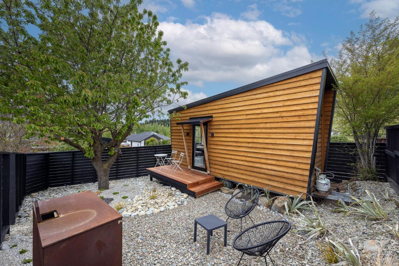 Ferienwohnung Tiny House With Mountain Views, Indoor And Outdoor Fire, Private Courtyard Garden Wanaka Exterior foto
