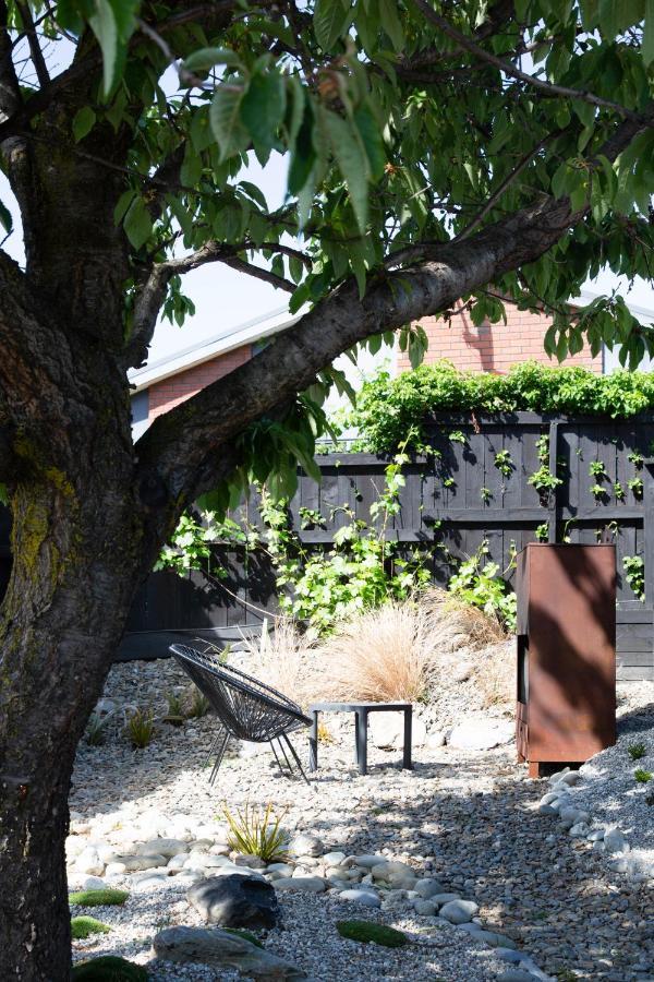 Ferienwohnung Tiny House With Mountain Views, Indoor And Outdoor Fire, Private Courtyard Garden Wanaka Exterior foto