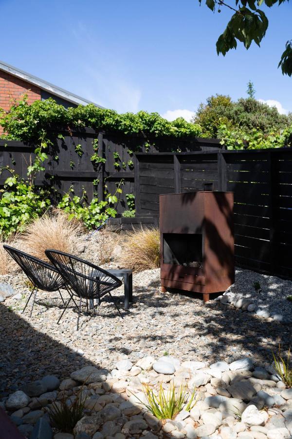 Ferienwohnung Tiny House With Mountain Views, Indoor And Outdoor Fire, Private Courtyard Garden Wanaka Exterior foto