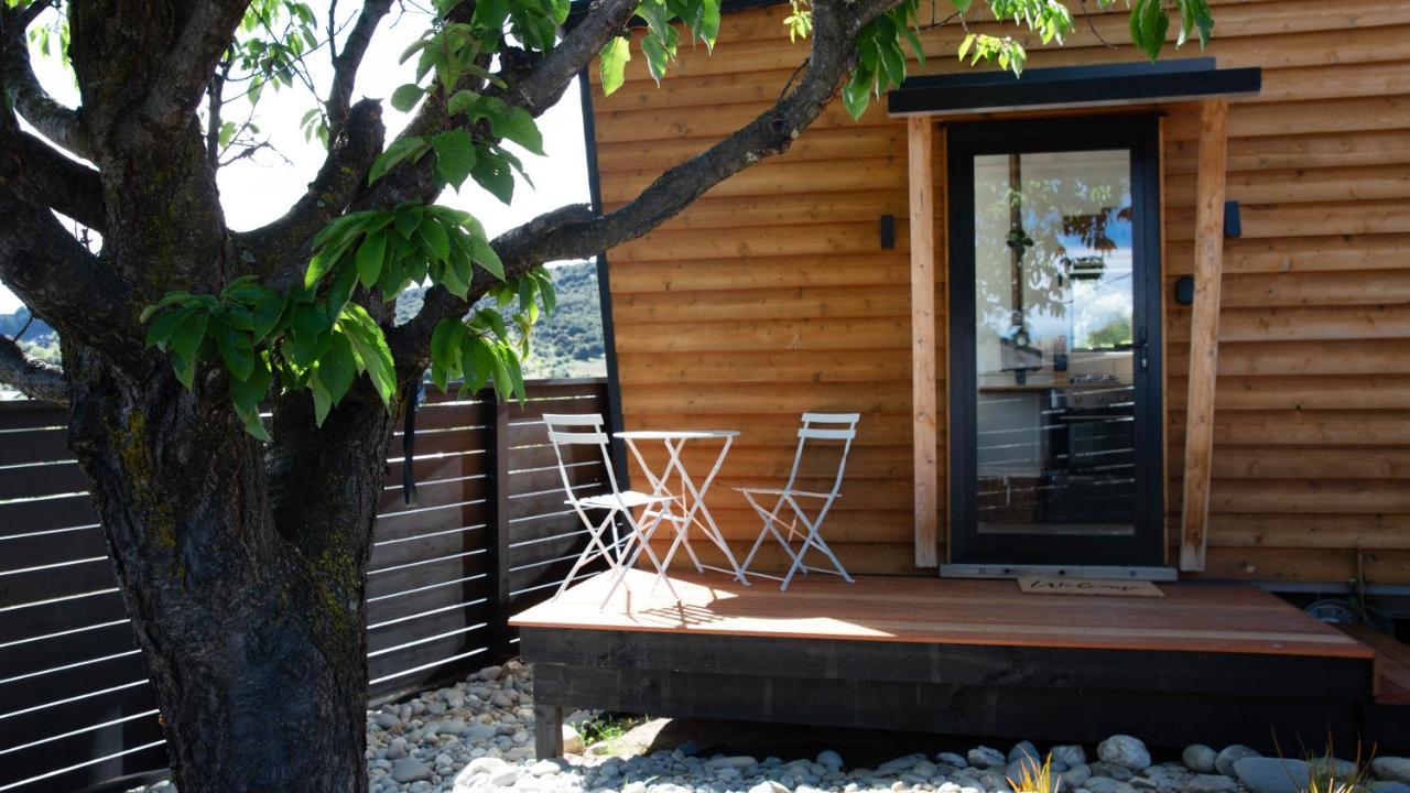Ferienwohnung Tiny House With Mountain Views, Indoor And Outdoor Fire, Private Courtyard Garden Wanaka Exterior foto