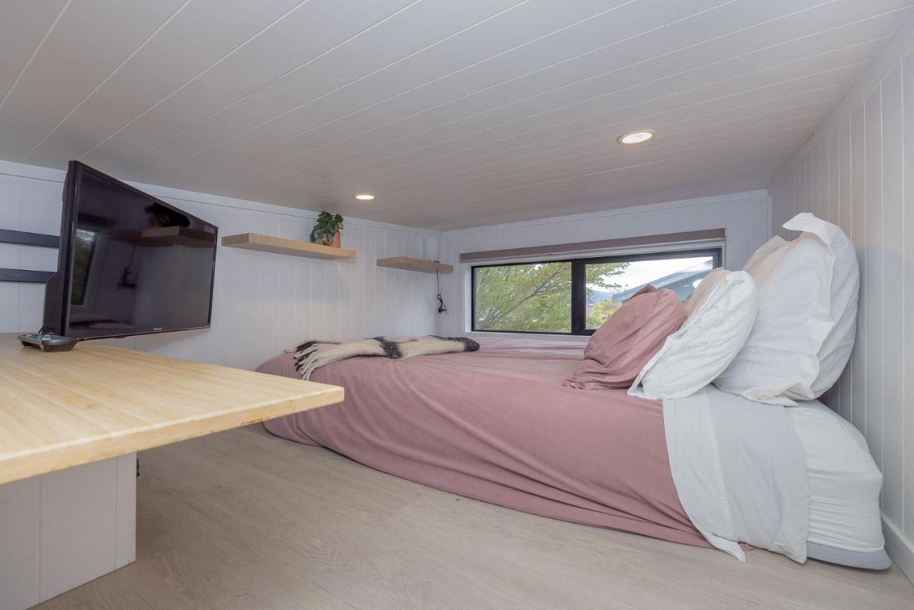 Ferienwohnung Tiny House With Mountain Views, Indoor And Outdoor Fire, Private Courtyard Garden Wanaka Exterior foto