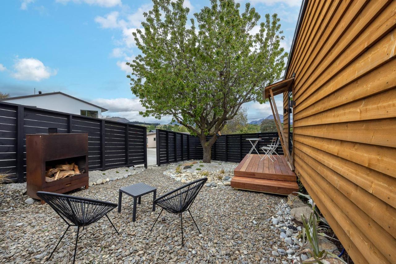 Ferienwohnung Tiny House With Mountain Views, Indoor And Outdoor Fire, Private Courtyard Garden Wanaka Exterior foto
