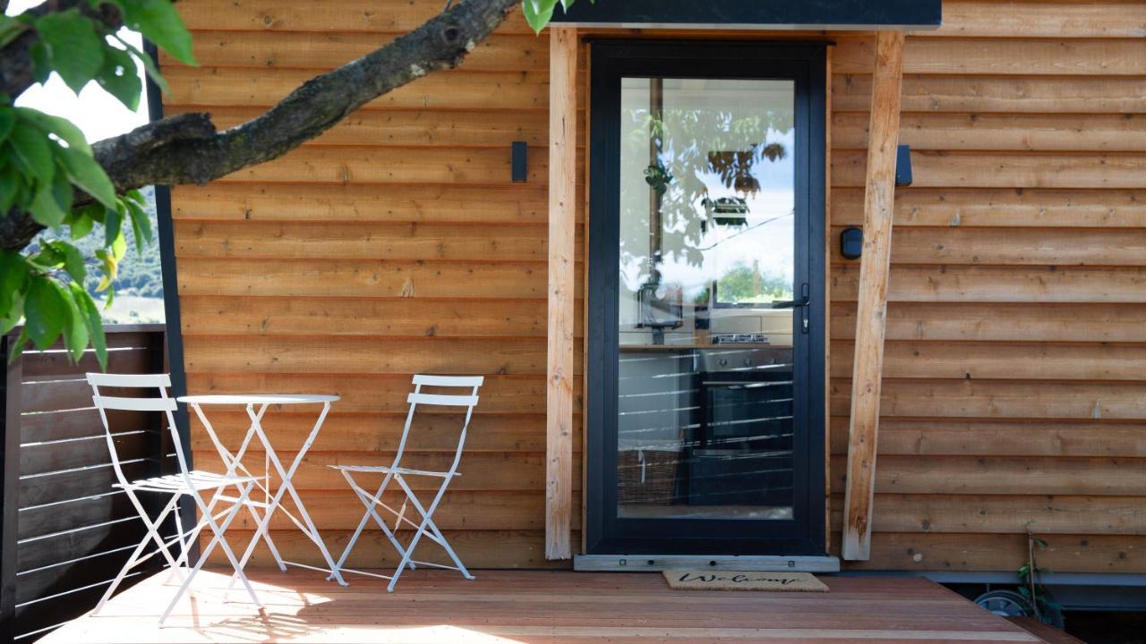 Ferienwohnung Tiny House With Mountain Views, Indoor And Outdoor Fire, Private Courtyard Garden Wanaka Exterior foto
