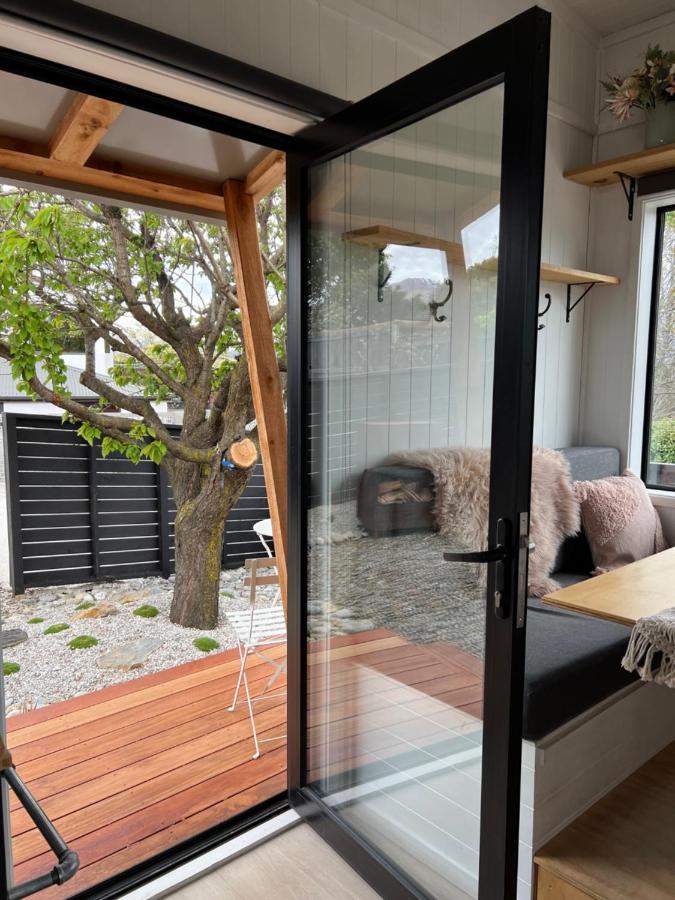 Ferienwohnung Tiny House With Mountain Views, Indoor And Outdoor Fire, Private Courtyard Garden Wanaka Exterior foto