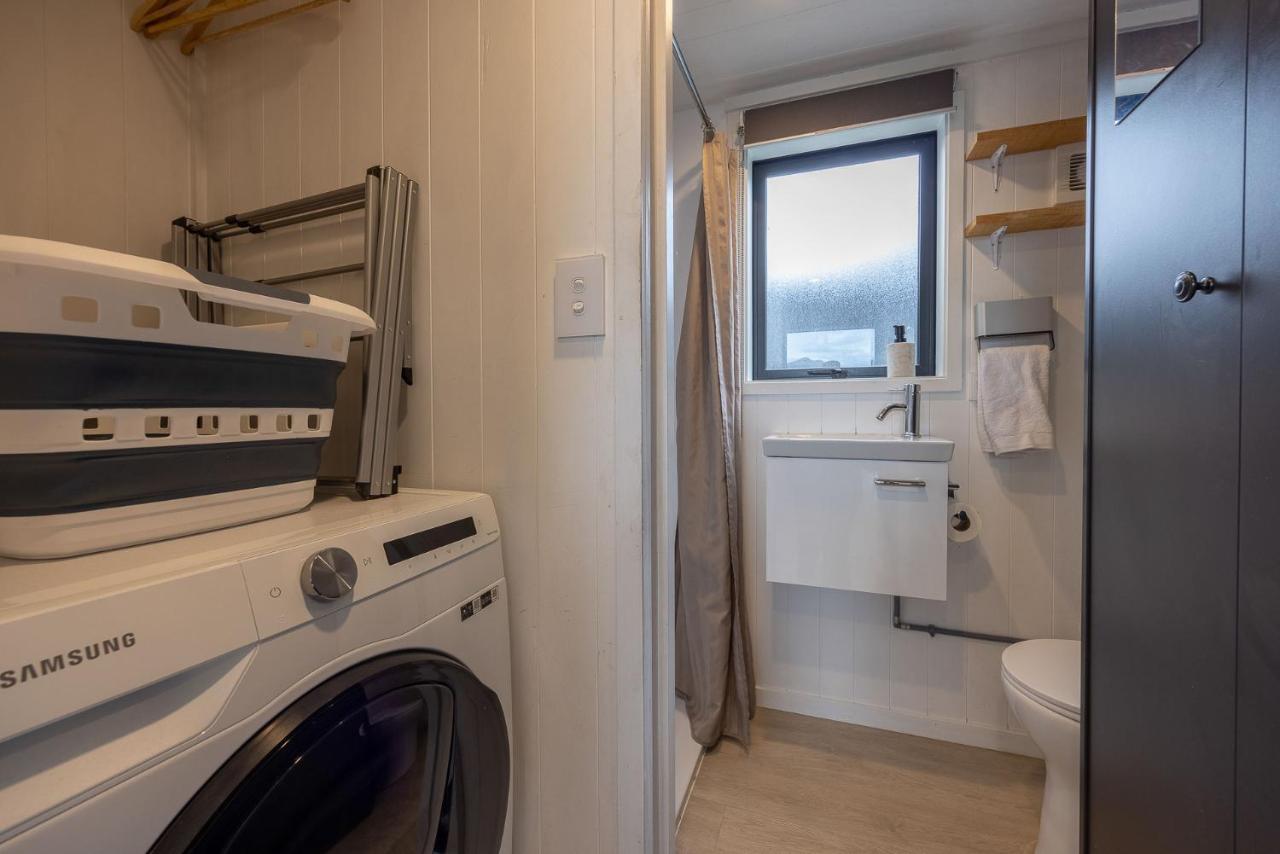 Ferienwohnung Tiny House With Mountain Views, Indoor And Outdoor Fire, Private Courtyard Garden Wanaka Exterior foto